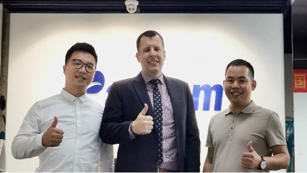 美国驻广州领事馆的领事莅临鹏通深圳分公司参观交流！